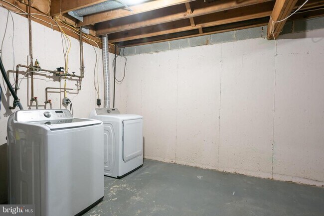 Building Photo - 11 Treaty Dr