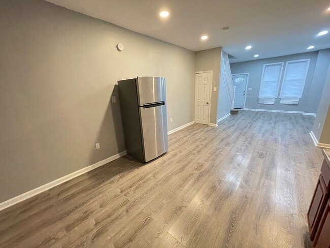 Building Photo - Beautiful Three Bedroom Two Full Bathroom ...