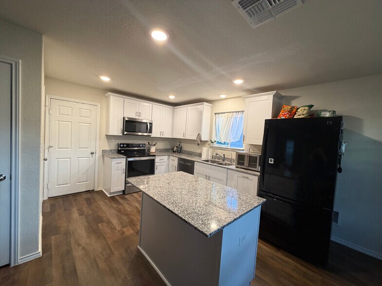 Building Photo - 10310 Glimmer