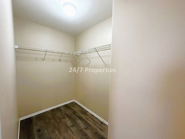 Building Photo - 2 Large BD Suites I 2.5BA & Garage! HILLSB...