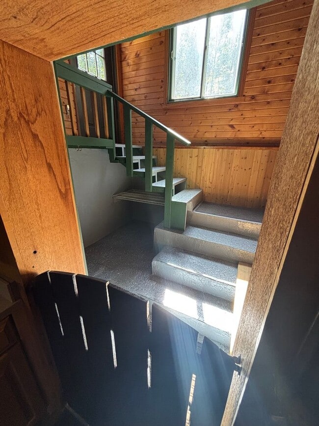 Building Photo - Log home in quiet setting