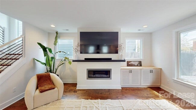 Building Photo - 1220 Lomax Ave