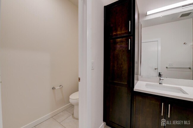 Building Photo - 722 Lorhan Dr