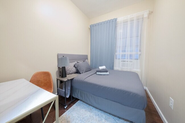 Building Photo - 5 W 101st St