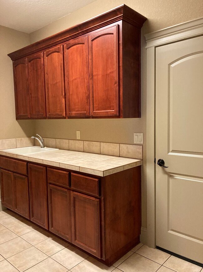 Building Photo - West Meadows Estate 2-Story Home in Salem