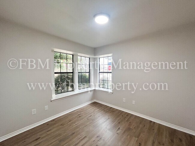 Building Photo - 806 Cresside Ln