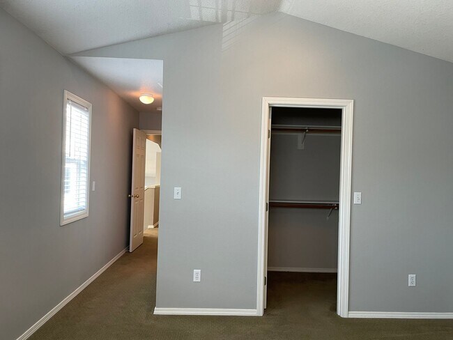 Building Photo - Beautiful and Well Maintained 2 Bed and 2....