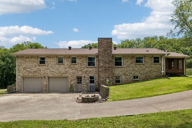 Building Photo - Pet Friendly Four Bedroom with Basement!