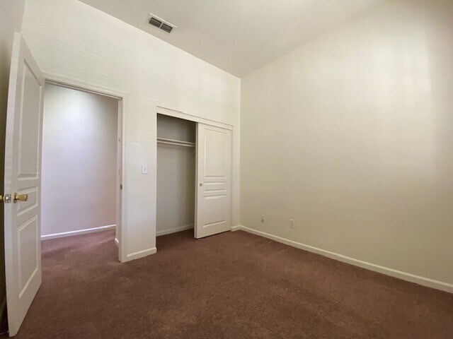 Building Photo - Charming 5 bedroom 2.5 bathroom home located in Natomas!