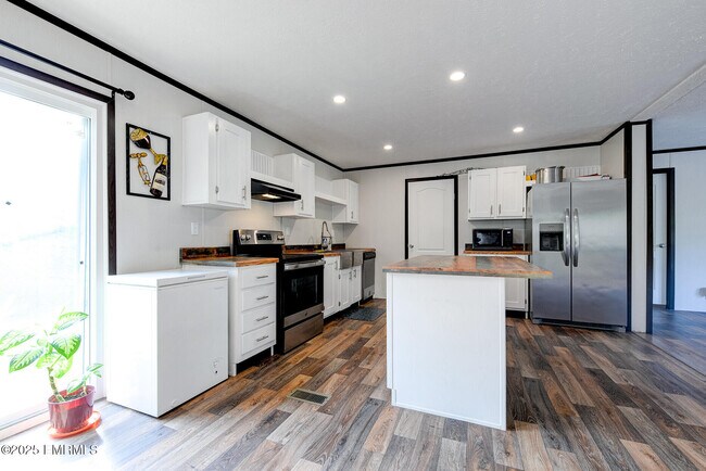 Building Photo - 9139 Gum Log Rd