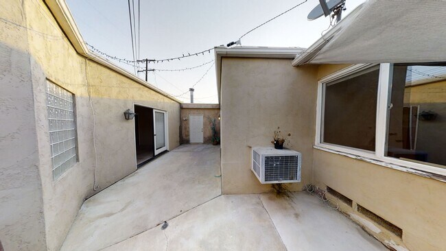 Building Photo - 6BD/3BA on Dorothy Dr!!