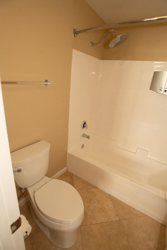 Building Photo - Walk-Up Townhouse in Downtown SD -  Dual Master 2 Bed 3 Bath with Brand New Flooring!