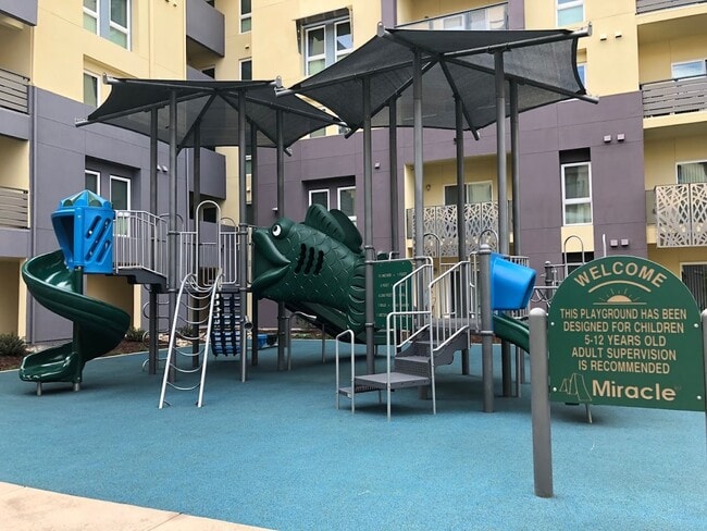 Building Photo - 200 E 10th St