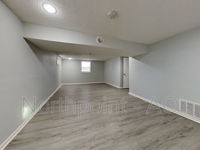 Building Photo - 9652 Ditman Way
