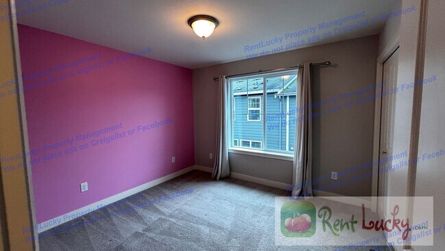 Building Photo - Spacious Issaquah Townhome w/ Entry-Level Suite & 2-Car Garage