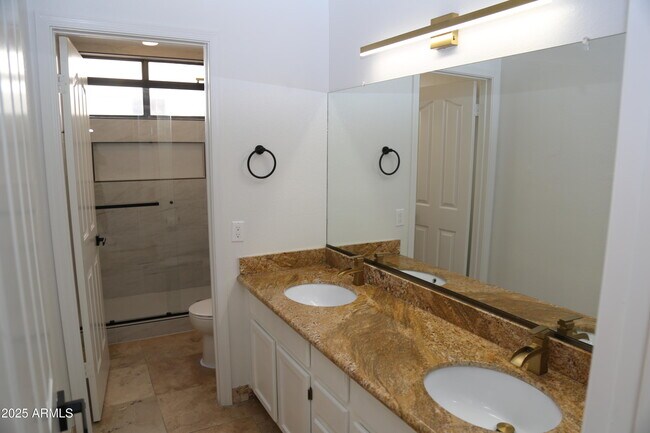 Building Photo - 827 W Harbor Dr