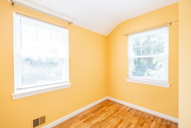 Building Photo - Charming  3 BR/1 BA Single-Family Home in ...
