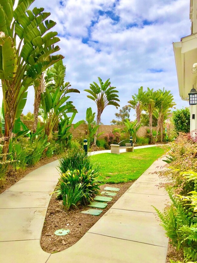 Building Photo - Beautifully Upgraded & Appointed End Condo...