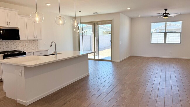 Building Photo - 15988 W Desert Spoon Dr