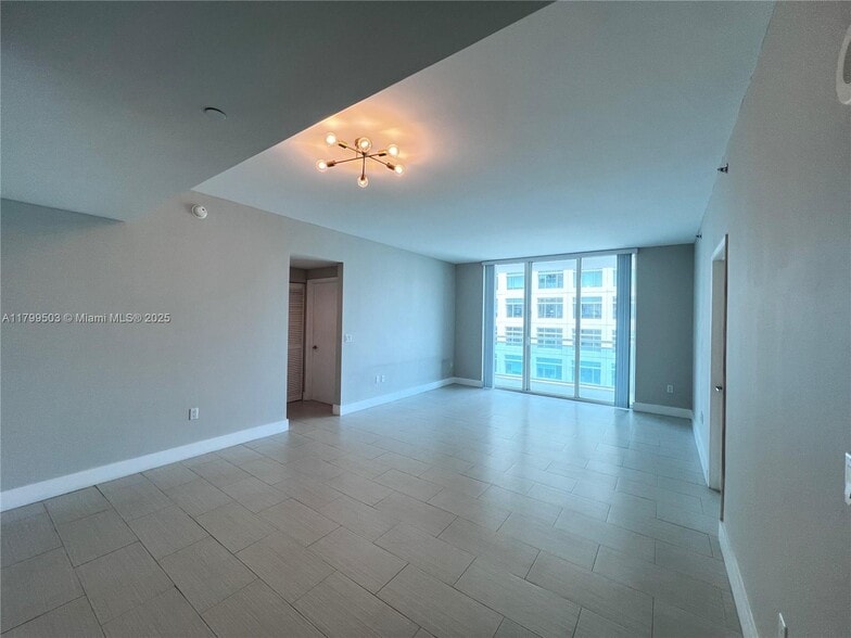 Building Photo - 950 Brickell Bay Dr