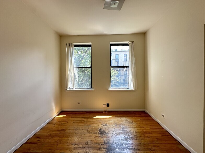 Building Photo - 3147 W Medill Ave