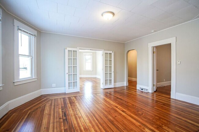 Building Photo - 10-12 River Street