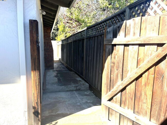 Building Photo - 584 Harvard Ave