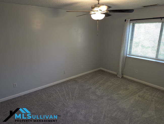 Building Photo - 4100-4105 Five Oaks Dr