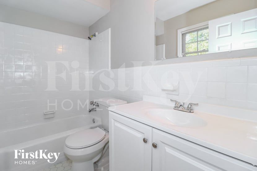 Building Photo - 5130 Kingswood Cir