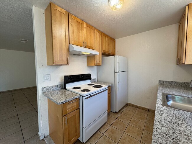 Building Photo - Two Bed, One Bath Triplex with a One Car Garage In North Stockton