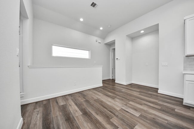 Building Photo - 9577 Neuens Rd