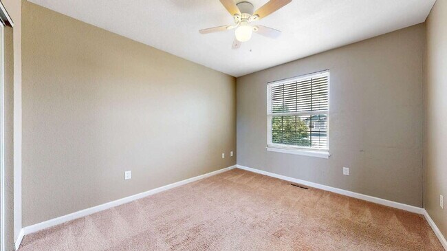 Building Photo - Spacious 3-Bed,2.5-Bath Home with Fenced Yard