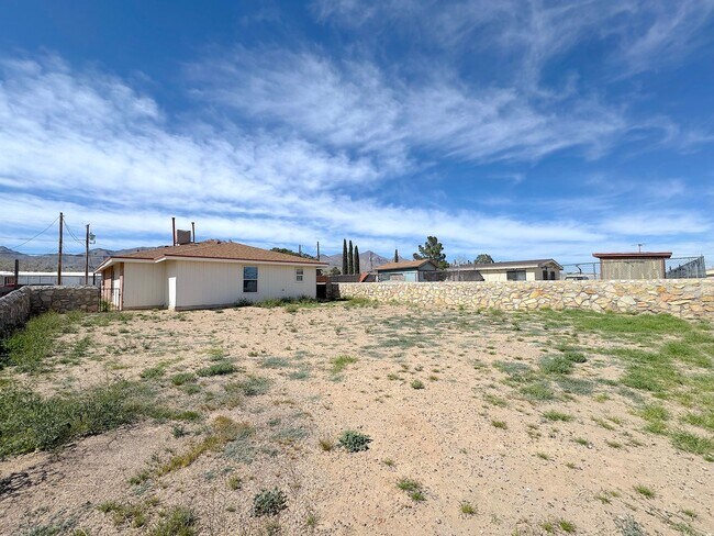 Building Photo - Northeast El Paso 4 Bed, 2 Bath close to Ft Bliss!