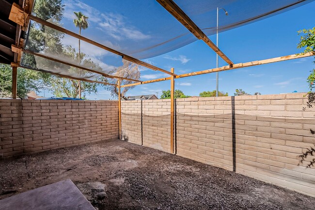 Building Photo - 558 S Lesueur