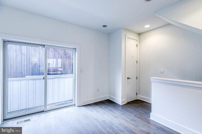 Building Photo - Northern Liberties Townhome with Parking