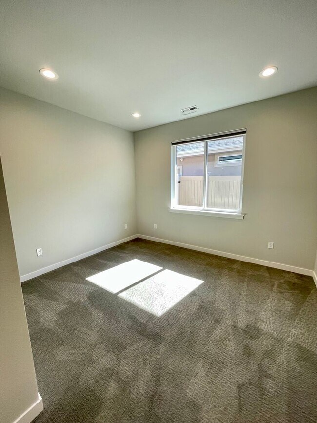 Building Photo - Flexible Living in North Ellensburg