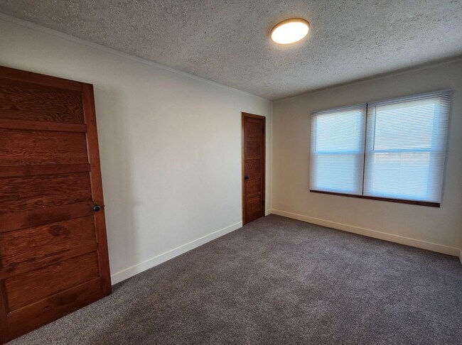 Building Photo - Pet Friendly, Fully Fenced Richland Duplex!