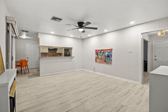 Building Photo - 1607 Buescher Dr