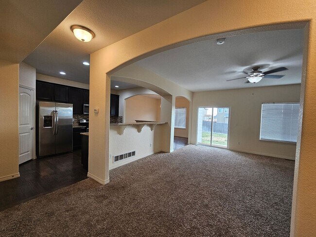 Building Photo - 4 Bed 3 Bath in Lorson Ranch!!