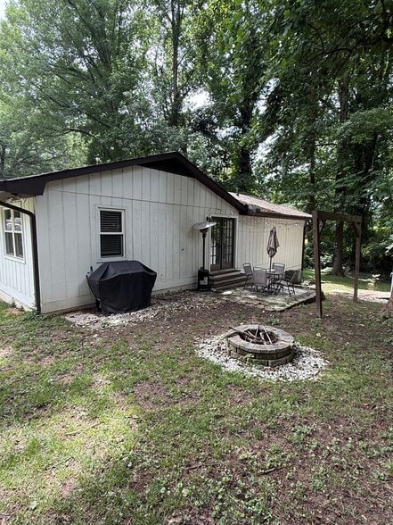 Building Photo - 2372 Lakewood Dr NW