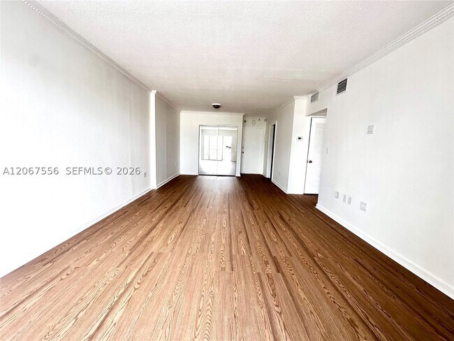 Building Photo - 400 Kings Point Dr