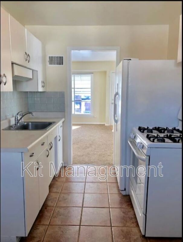 Building Photo - 536 W Poinsetta Ave