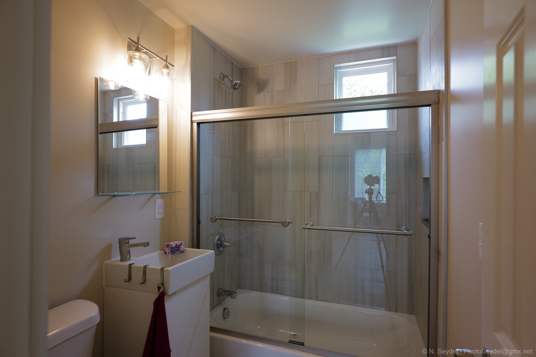 Building Photo - 266 King St