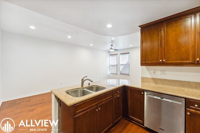 Building Photo - Modern 2 Bed, 2.5 Bath Townhome Available in Aliso Viejo!