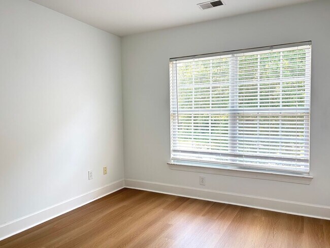 Building Photo - Beautiful 3-Bedroom, 3.5-Bath Townhome in ...
