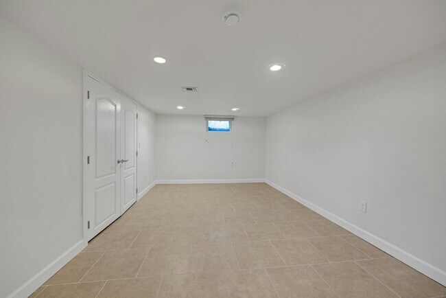 Building Photo - 252 Mabel Pl