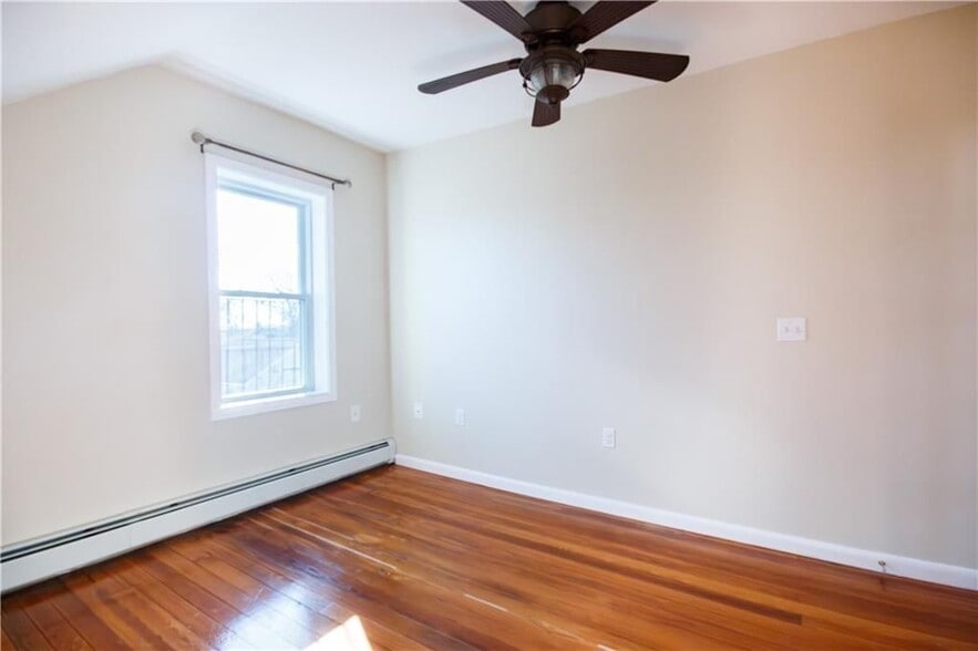 Building Photo - 40 E Barrows St