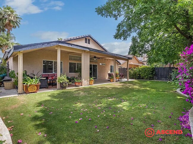 Building Photo - Stunning 4 Bedroom Home Off Brimhall Rd!
