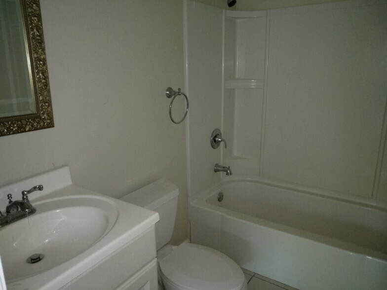 Building Photo - 441 Hickory Hill Dr