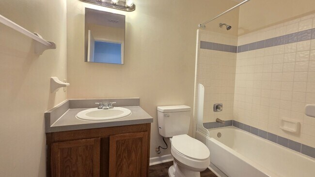 Building Photo - 2 bedroom, 1,5 bathroom townhouse in Mill Run